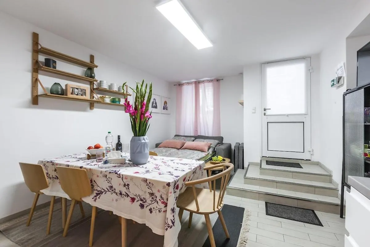S31 - Room 22 Apartment Bergmannstrasse Front Berlin Germany