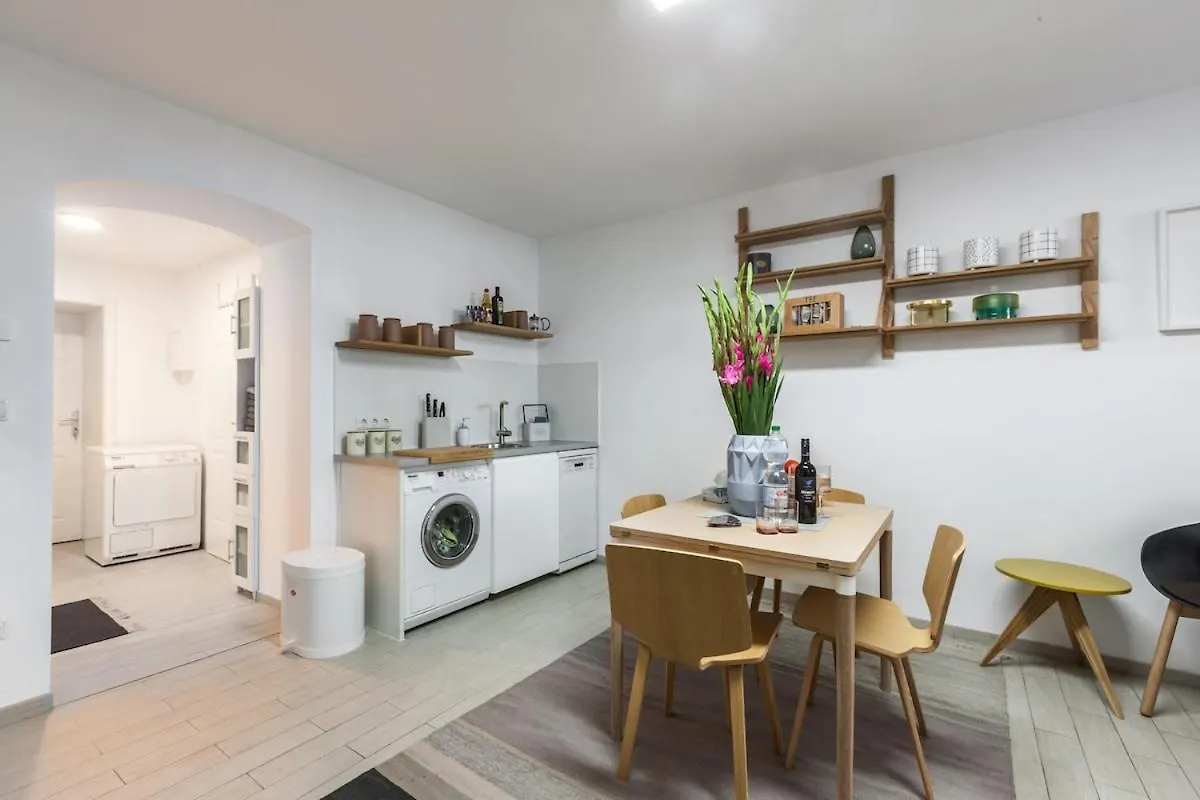 S31 - Room 22 Apartment Bergmannstrasse Front Berlin